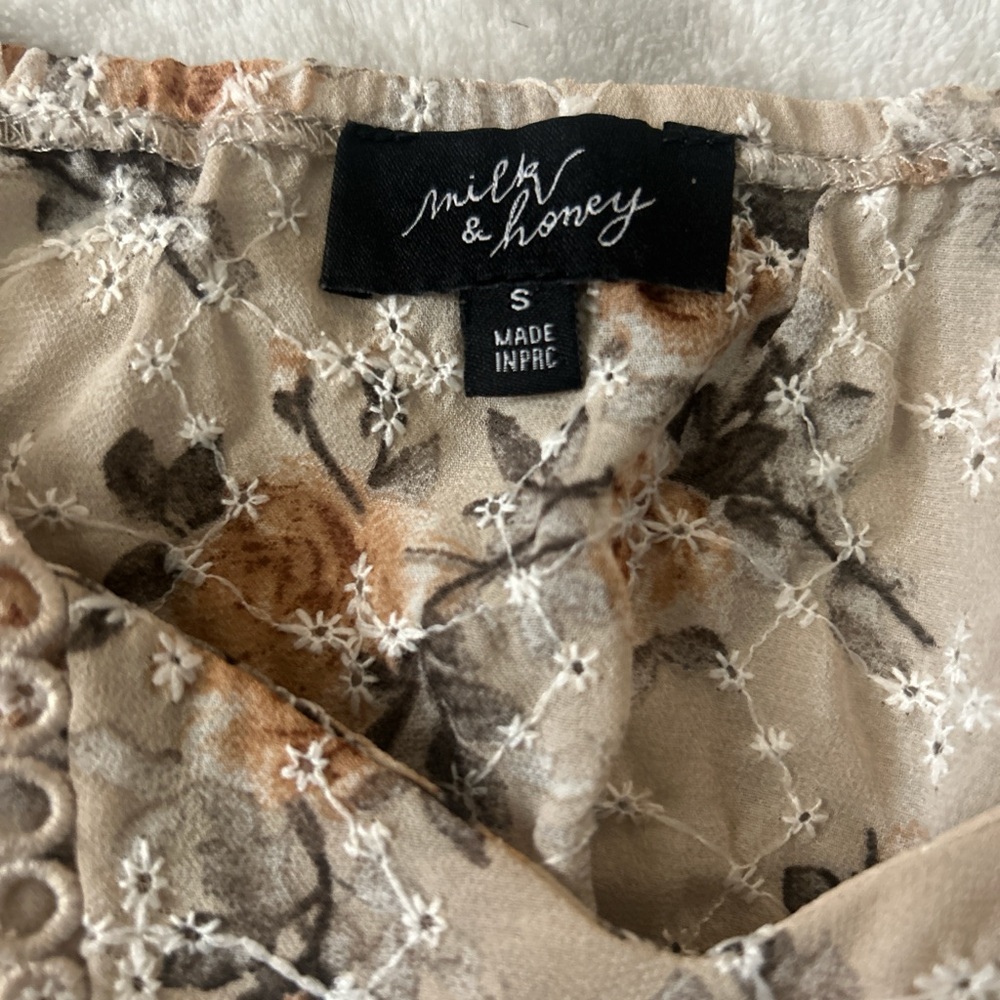 Floral Lace-Up Puff Sleeve Blouse in Beige - Picture 3 of 5